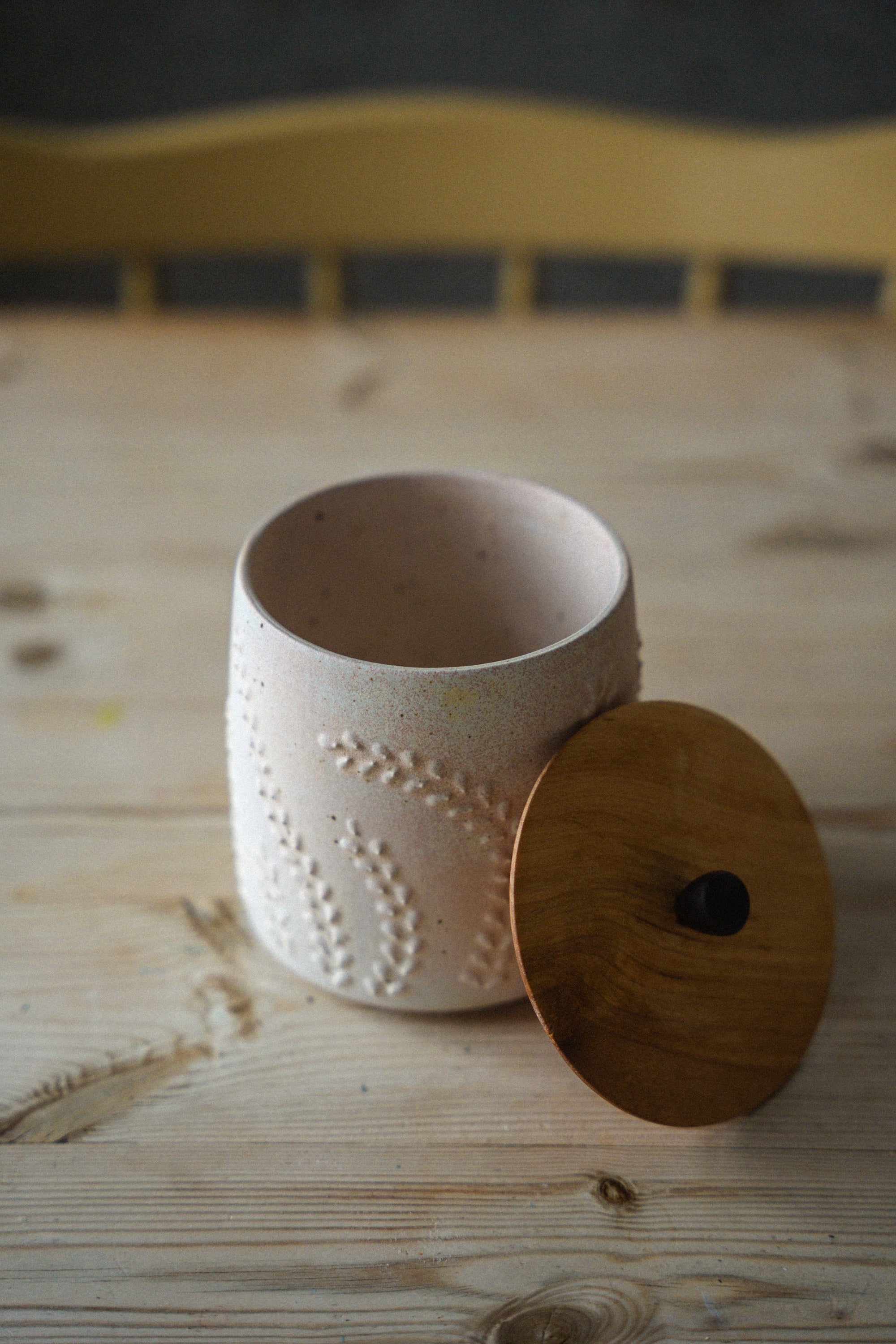 Medium Pot with wooden lid