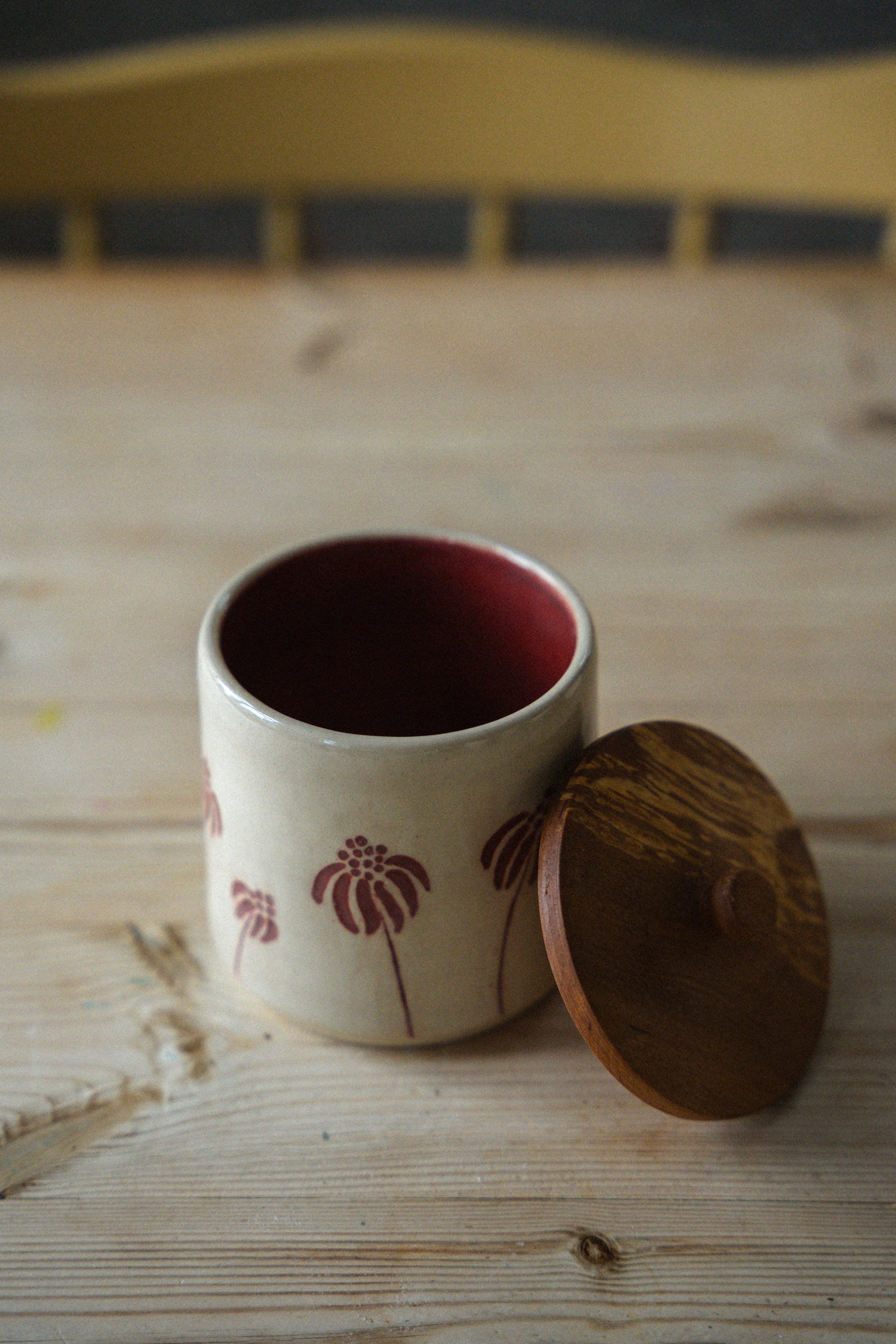 Medium pot with wooden lid